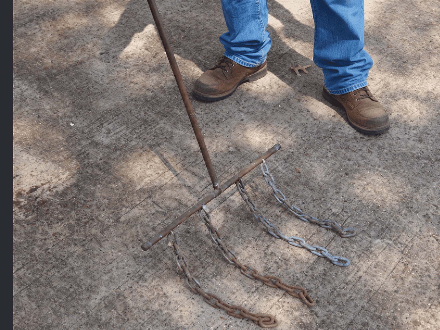 Chain drag apparatus used for acoustic sounding of concrete surfaces