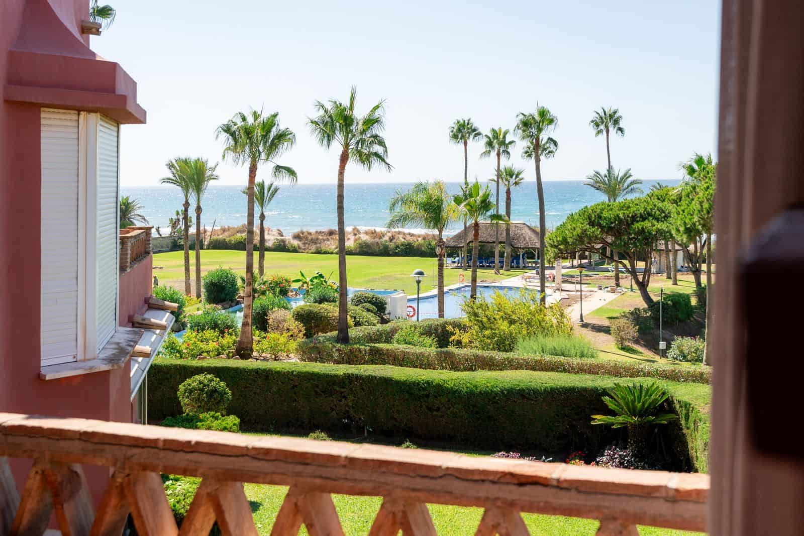 Vedere panoramică spre plajă și palmieri în Elviria, Costa del Sol, Málaga, ideală pentru investiții.