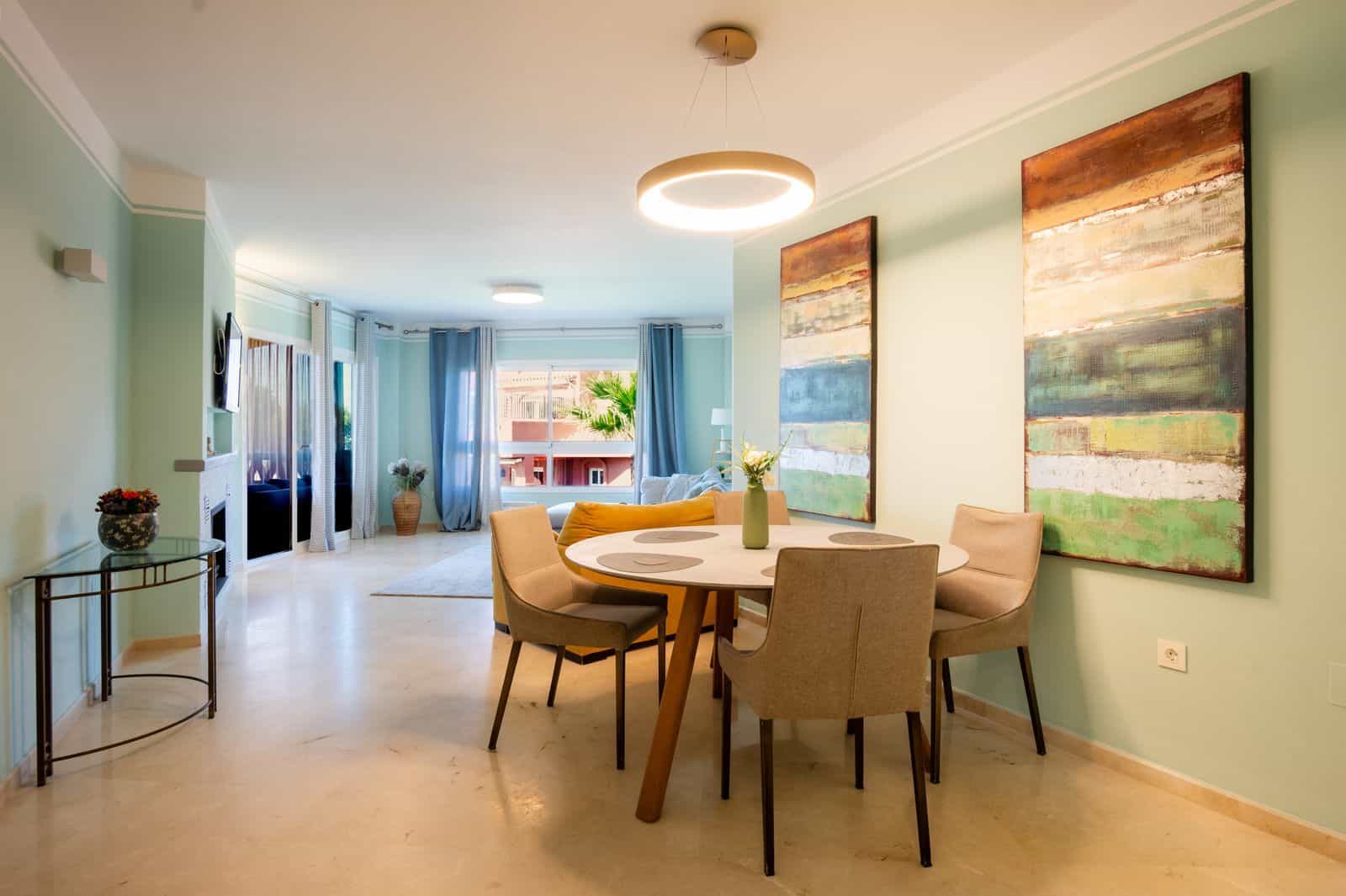 Apartament modern în Elviria, Costa del Sol, Málaga, cu living spațios și decor elegant.