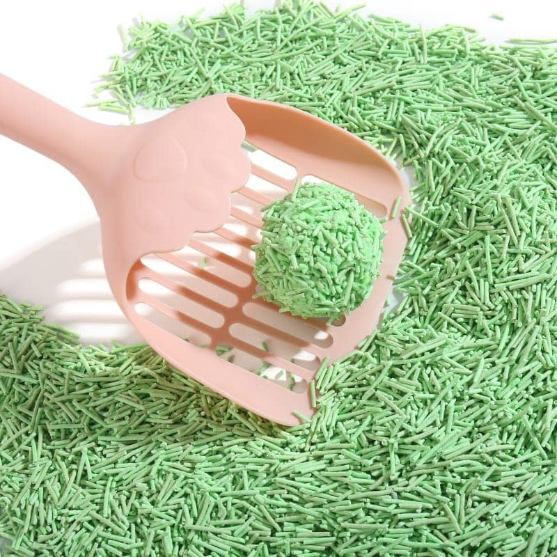 Soft green eco cat litter with natural plant-based materials, environmentally friendly and odor-absorbing.