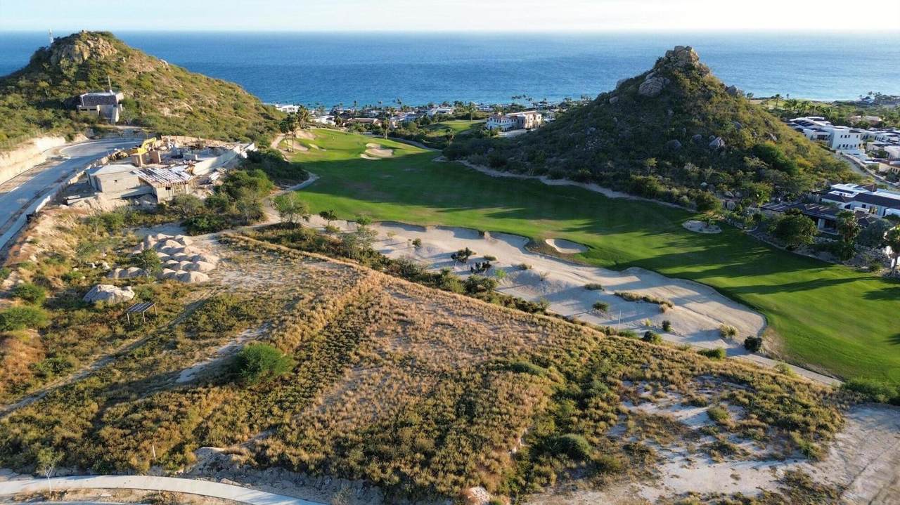 Puerto Los Cabos Golf Course With Scenic Ocean Views And Surrounding Hills, Offering A Luxurious And Picturesque Setting For Golf Enthusiasts.
