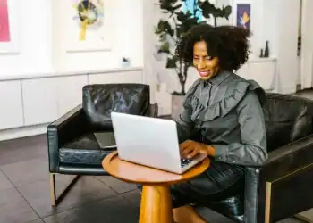 Imagem de uma mulher usando um laptop.