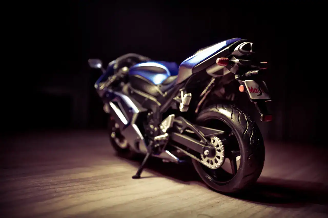 Financiar imóvel com moto de garantia: foto de uma moto azul e preta