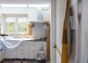 Foto de uma casa sendo reformada