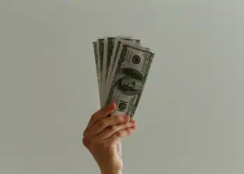 Foto de uma pessoa segurando dinheiro