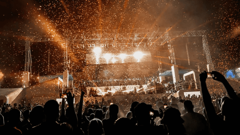 The stage light was warm and lively, and people were cheering