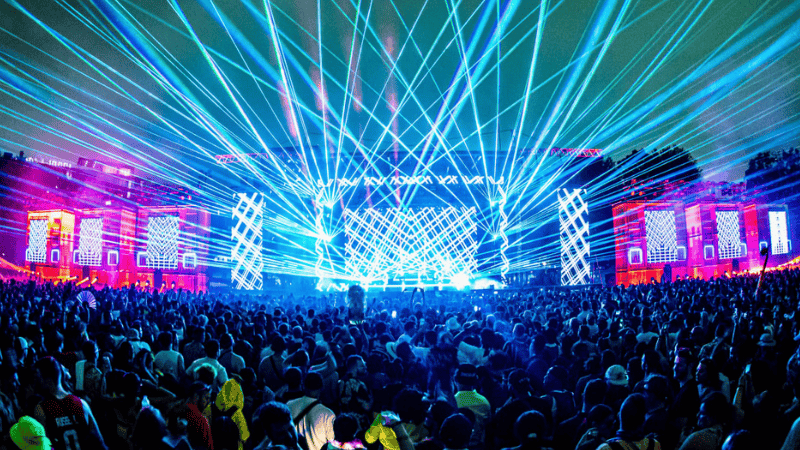 Finding the right place for the stage light can bring the stage effect to a higher level