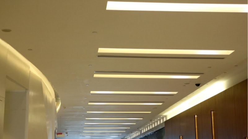 LED luminaire for high ceiling facilities