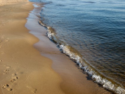 Foot steps along the shore