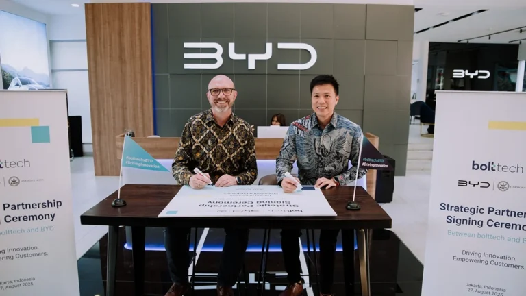 Andrew Cons_General Manager_bolttech Indonesia Left and Pak Suwandy_Country Head_BYD Denza Harmony Auto Right