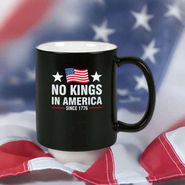 No Kings in America Mug – Patriotic Pro-Democracy Coffee Cup
