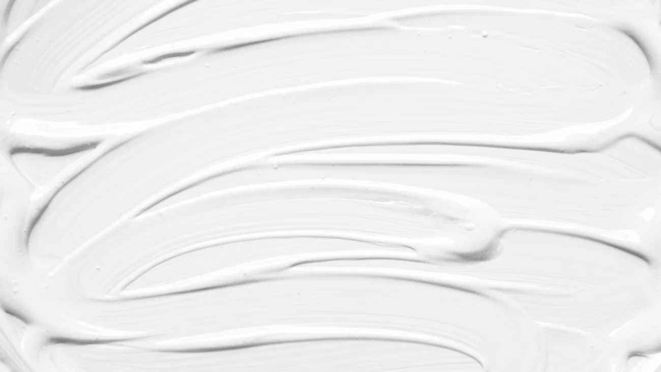 Curățarea corectă a tenului clear white paint layered thickly