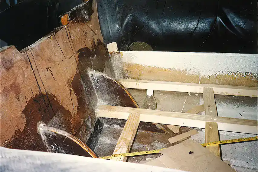 Building a RIB from a “Rubber Boat” up – the Full Story © The Scandinavian Inflatable Boat Club
Mounting the knees between the bottom of the hull and transom as reinforcement - picture 3