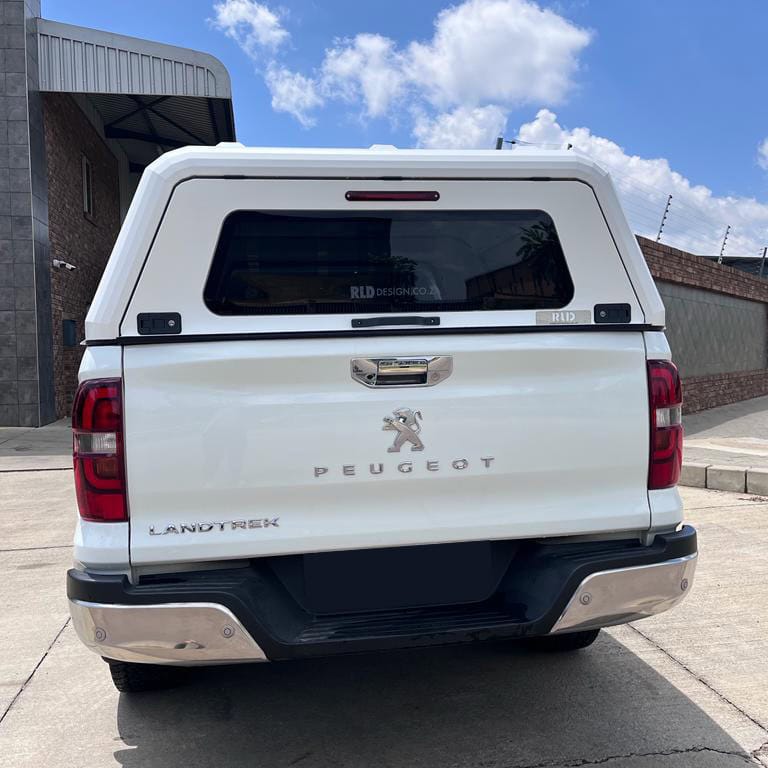 High-quality stainless steel canopy installed on a Peugeot Landtrek pickup truck, showcasing durable and sleek design for enhanced vehicle protection and style.