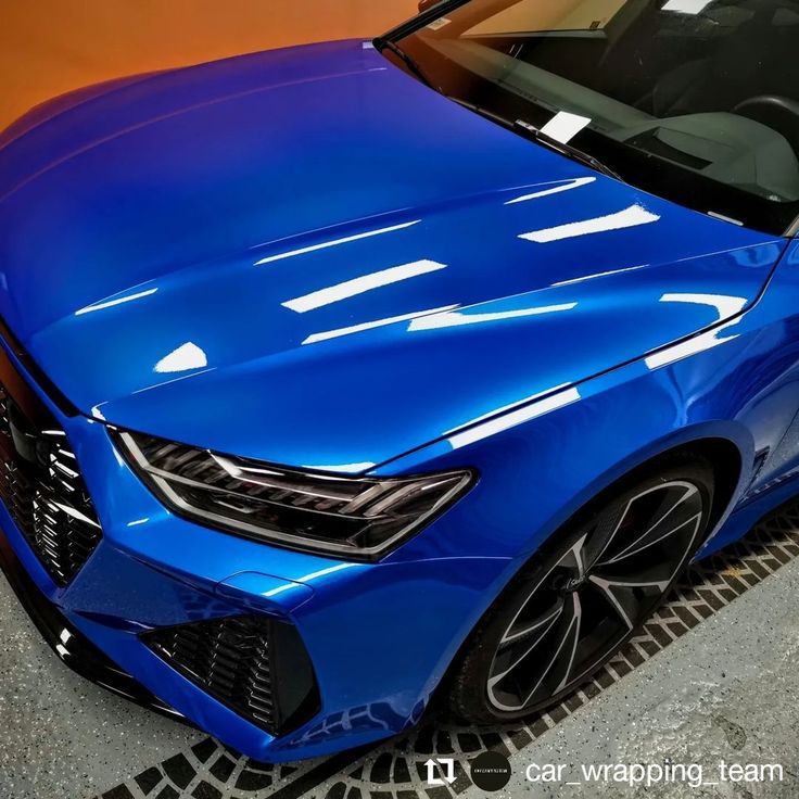 Folia: Wymiar folii: cała rolka, próbka | Szerokość: 150 cm, 7,5 cm | Długość: 2,5 m, 5 m, 10 m, 15 mb, 20 m, 25 m, 50 m, 11,5 cm | Przeznaczenie: Wrapping | Technologia: Wylewane kanalikowe | Efekt: Cukierkowy, Metalik | Kolor: niebieski i granatowy | Tekstura: Gładkie | Wykończenie: Połysk | Producent: APA