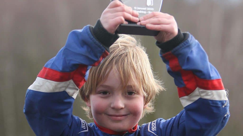 Piepjong talent Boaz Maximov rijdt indrukwekkende inhaalrace en wint in Winter Cup!