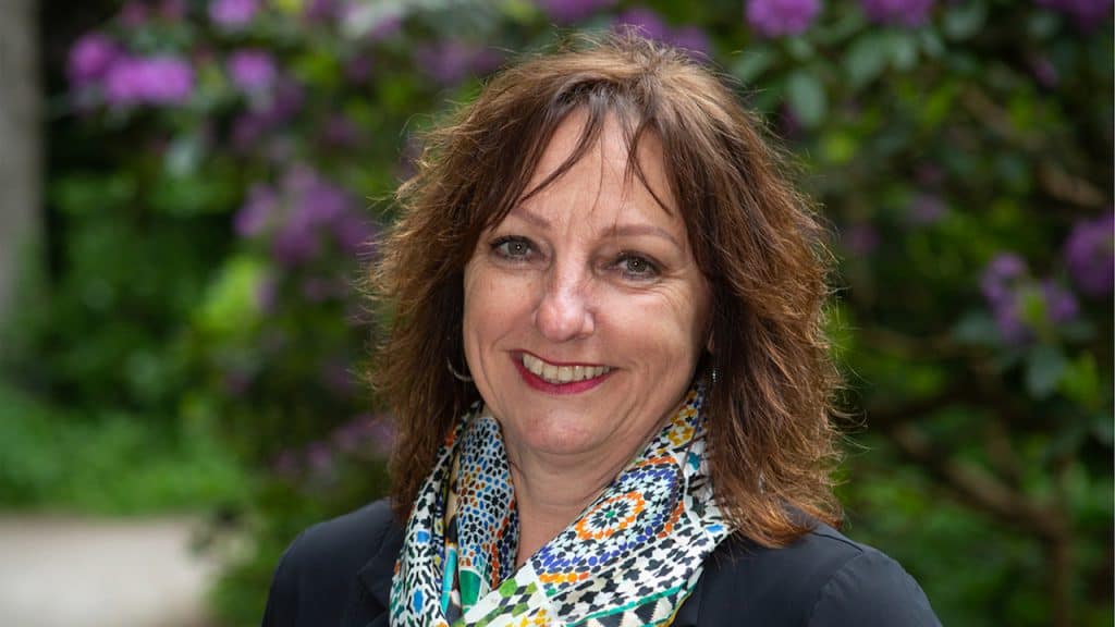 Wethouder Trijn Jongman leest voor bij basisschool Claus in Steenwijk