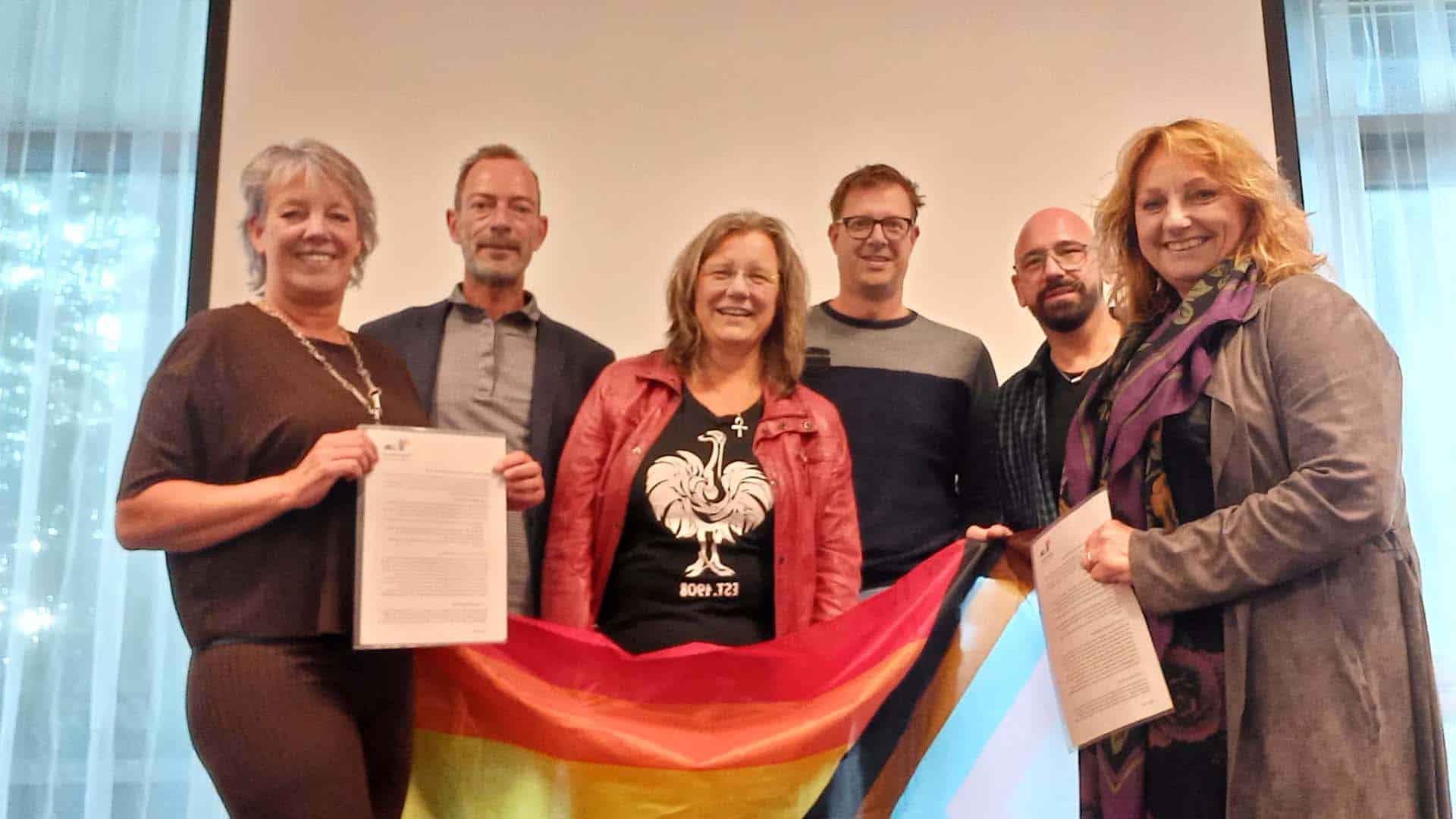 wethouder Jongman en fractieleden Makken en Logtmeijer ontvangen het Regenboog Manifest uit handen van het bestuur Regenboog Steenwijkerland