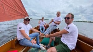 Team 'De zwartrijders' zorgt voor sfeer op het meer