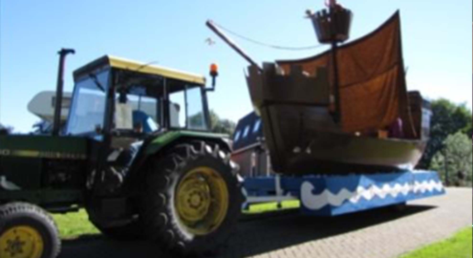 blankenham-pers-foto-versierde-wagen