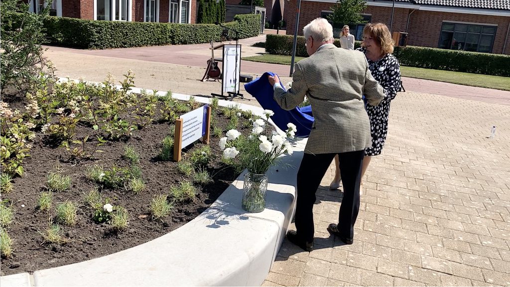 Onthulling witte anjerperkje door locoburgemeester Trijn Jongman en oudste veteraan uit Steenwijkerland