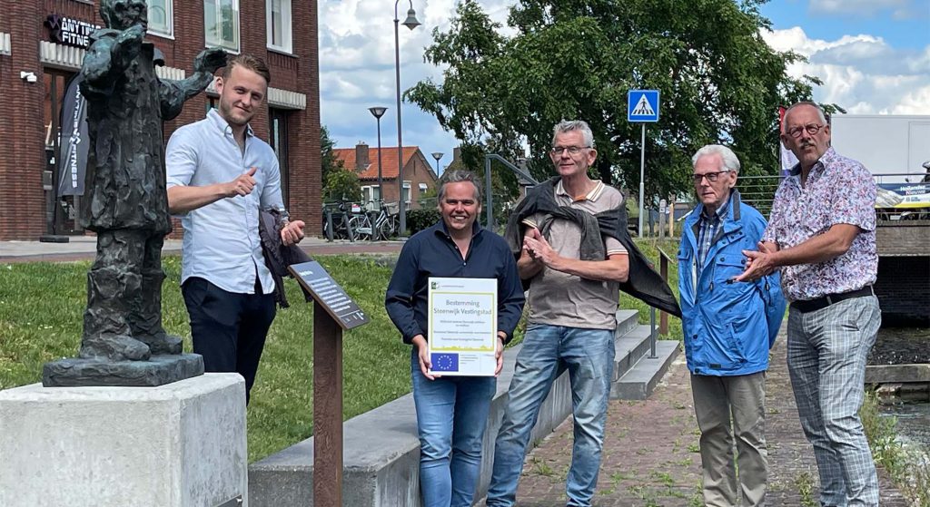 Burgerinitiatief leidt tot nieuwe monumentenborden aan de Paardenmarkt