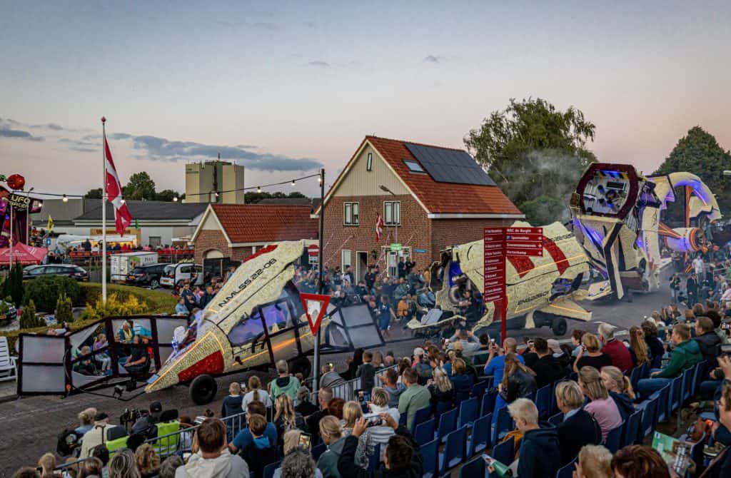 Ruimteschip van Nameless crasht in Vollenhove en wint het Bloemencorso