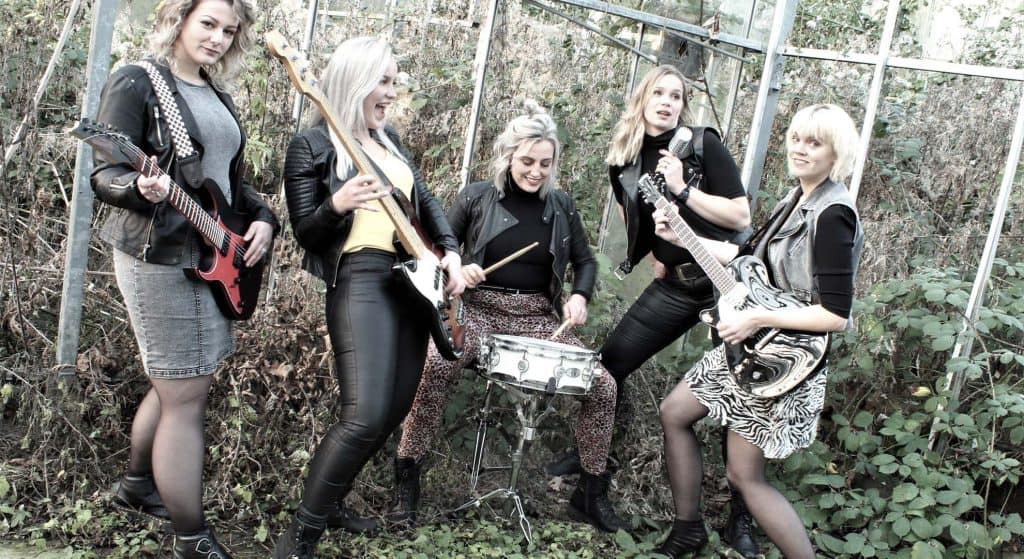 Rebelse meiden en ouwe punkrockers in Poppodium de Buze