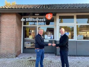 Onderschrift: Luuk van der Linde (nieuwe eigenaar) en Laurens Felix (interim Directeur-Bestuurder Bibliotheek Kop van Overijssel). 