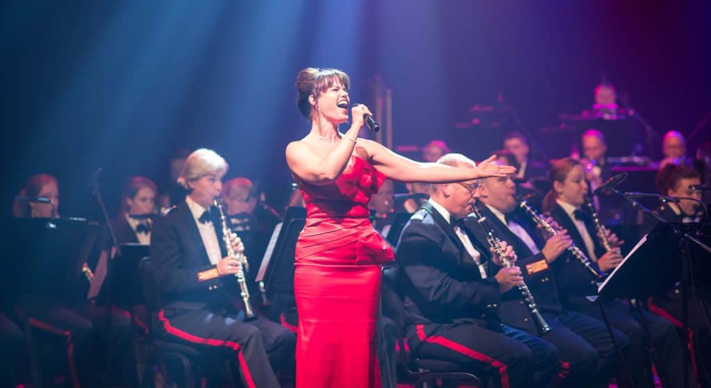 Zangeres Kilke John ontroert met haar versie van over the rainbow tijdens concert met het Koninklijk Militair Kapel Johan Willem Friso