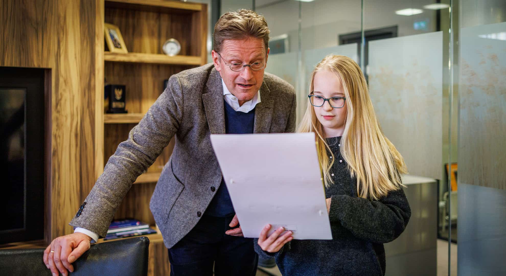 Steenwijk Kinderburgemeester neemt afscheid en krijgt oorkonde uit handen van de grote mensen burgemeester ©Gemeente Steenwijkerland/Wilbert Bijzitter