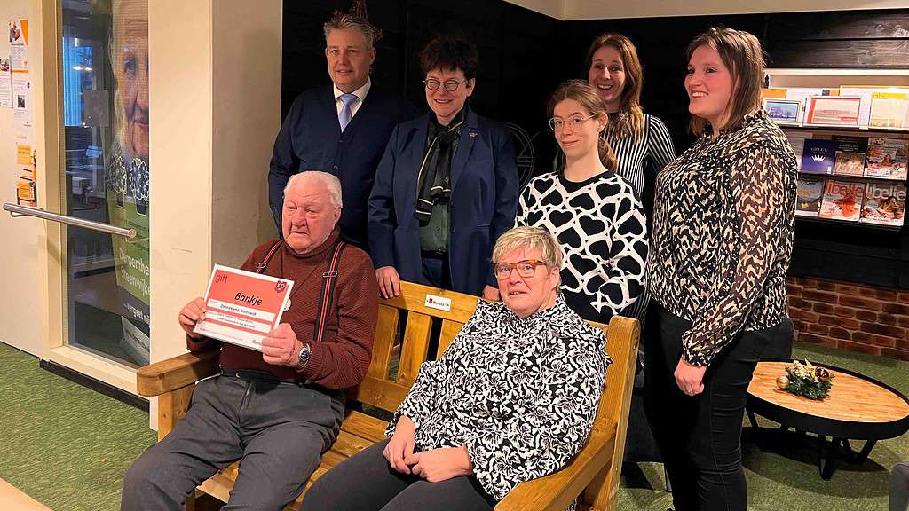 Monuta schenkt bank aan Zonnekamp