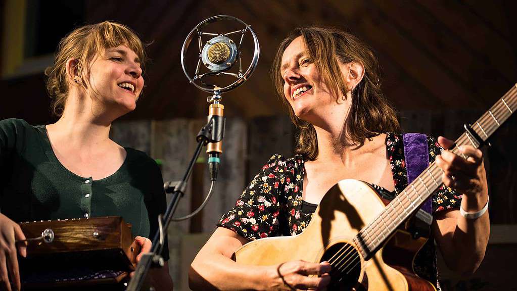 Winterse en kerstsferen met The Lasses in Kapel De Laatste Eer