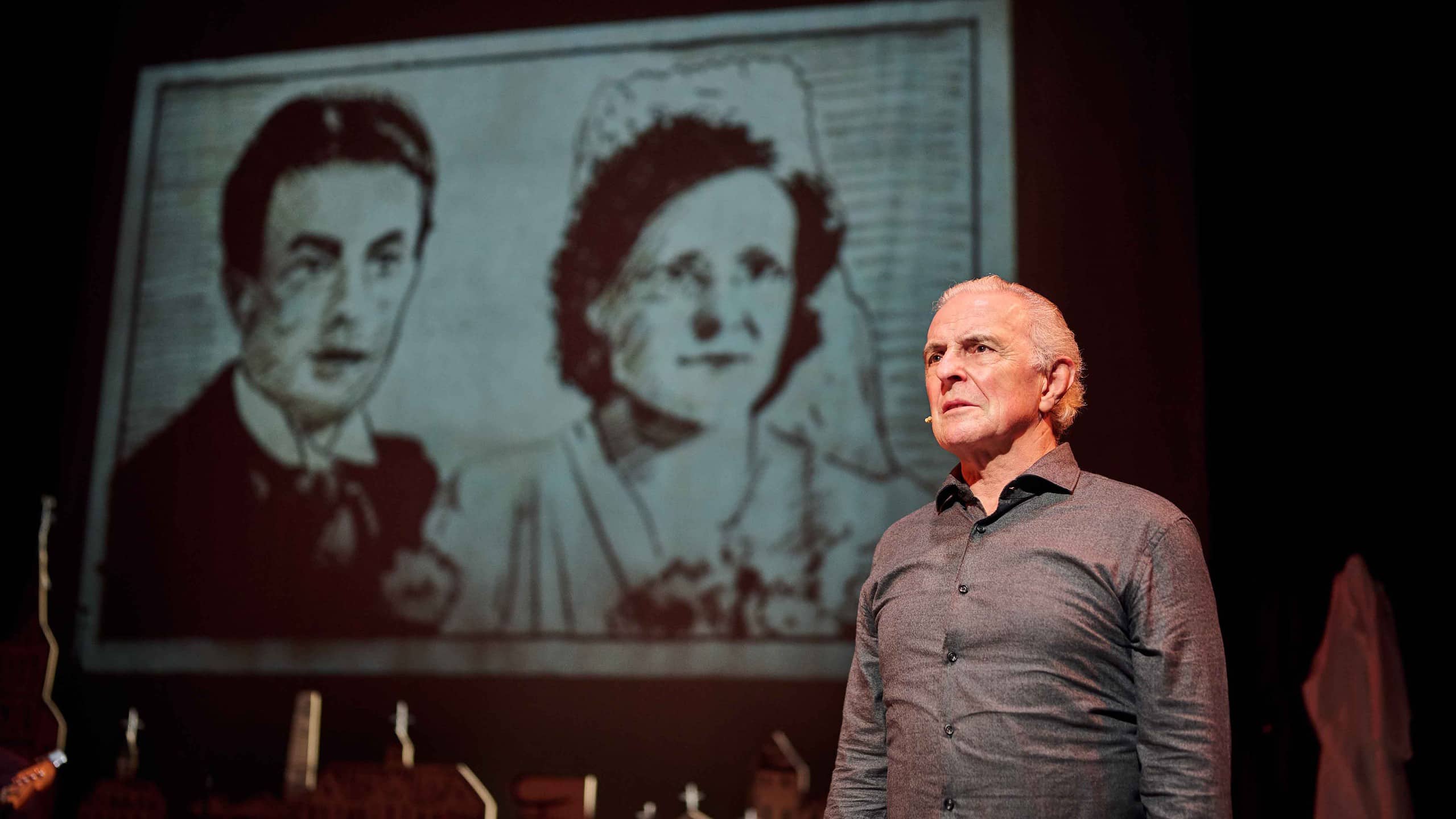 20.01.24 Scenefoto_Alleen Familie_Huub Stapel (c) Bram Willems