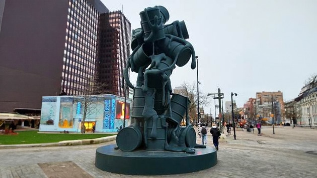 Cascade van Atelier van Lieshout. Het bestaat uit een toren van achttien olievaten. Als verwijzing naar uitgeputte grondstofvoorraden en het failliet van de consumptiemaatschappij staat het op de meest uitgelezen locatie: het commerciële hart van Rotterdam. Foto Sandra Smets