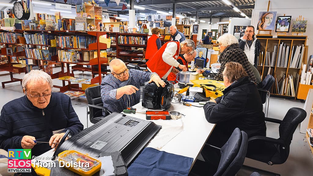 Een tweede kans voor eenzame sokken bij Repair Café Steenwijk