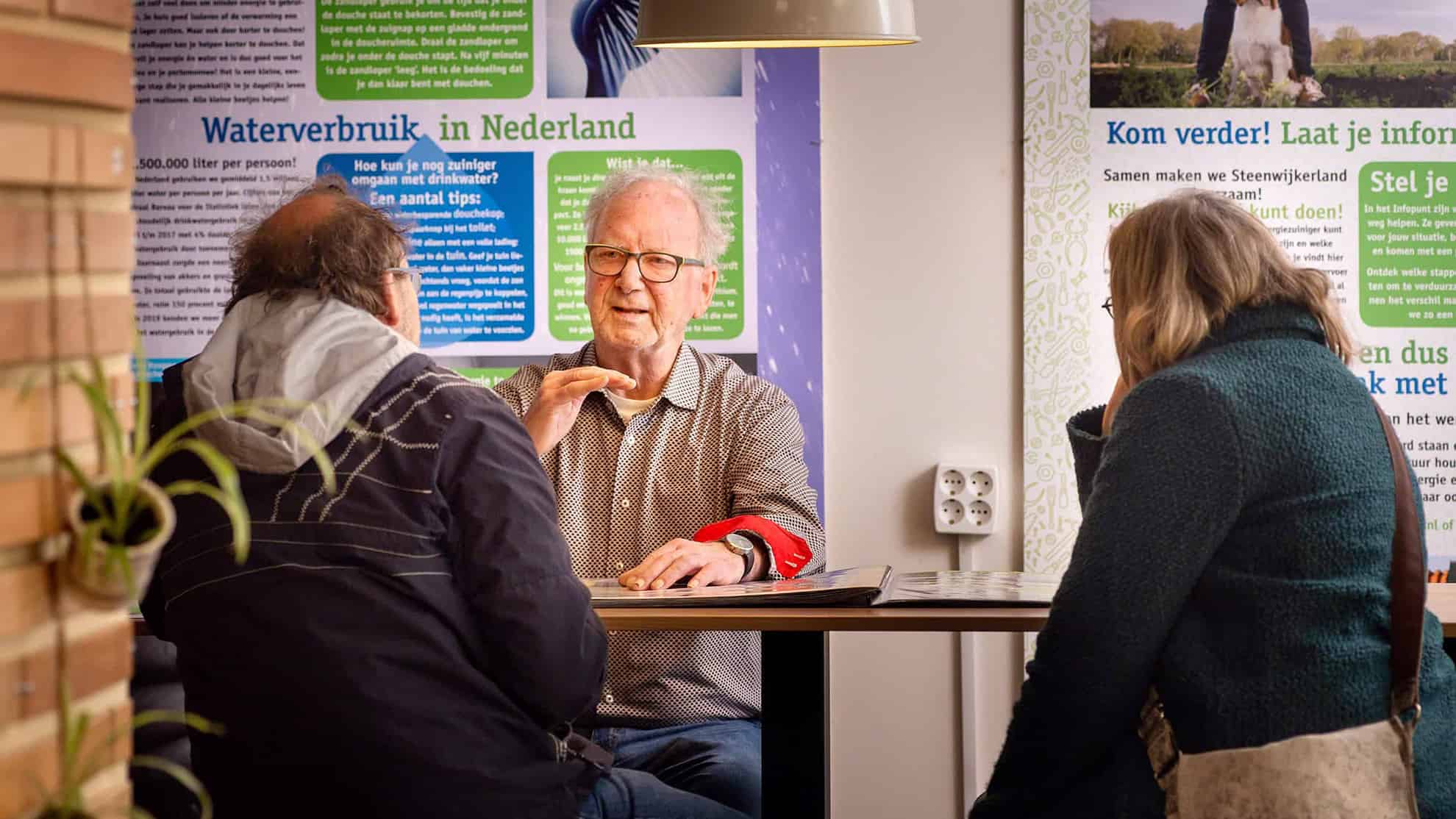 Energieadviseur Frans van der Burg in gesprek. Foto Martine-Sprangers
