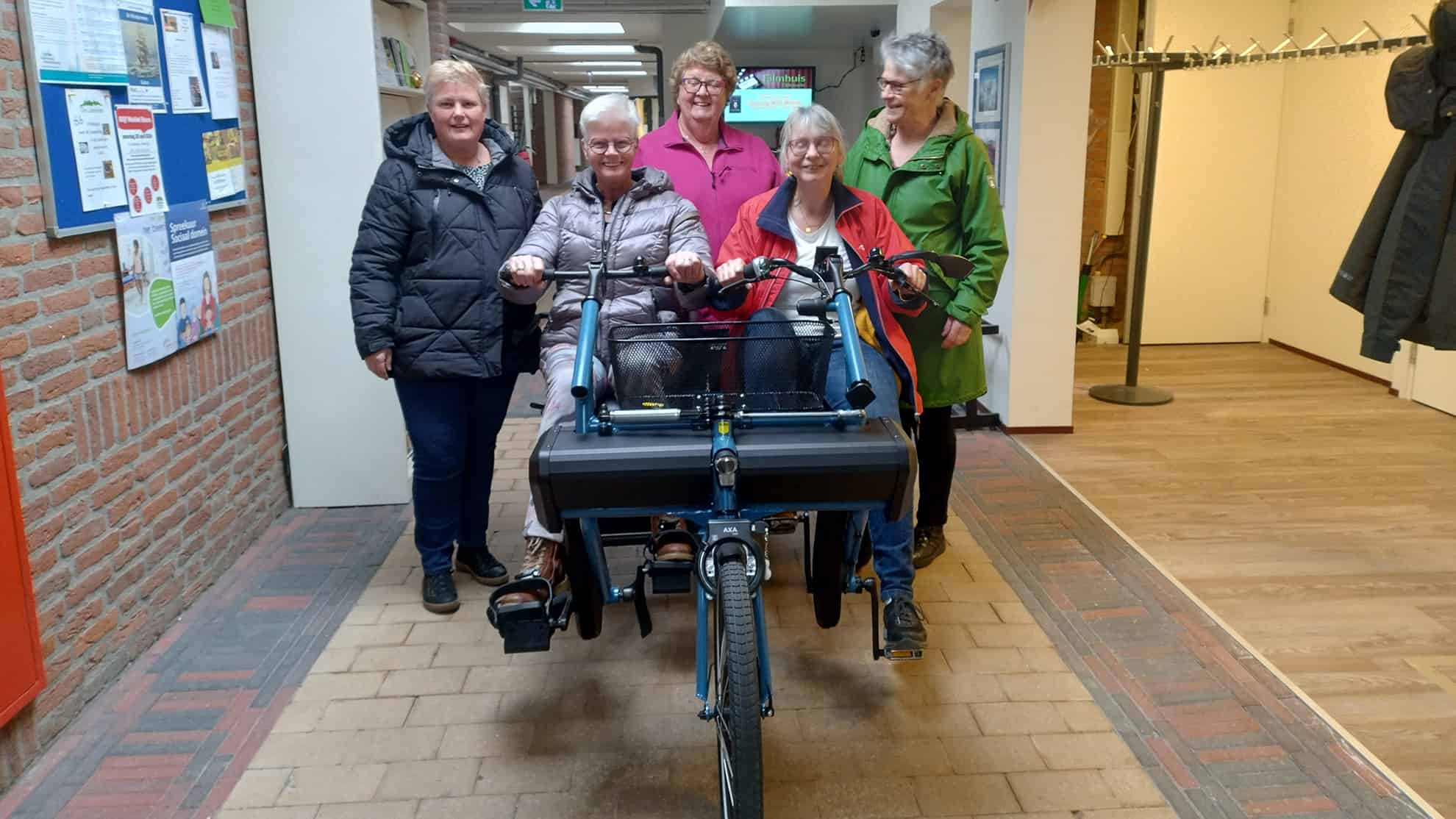 Op de foto de fietsvrijwilligers v.l.n.r. Jeanet ter Schure, Hennie Oord, Alie Jongschaap, Karin Hillenaar en Hilly Bron