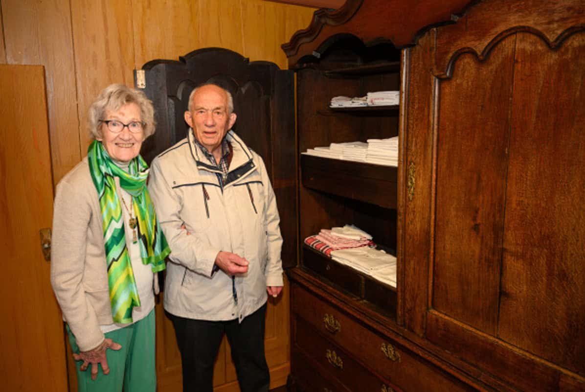 Familieleden Gerrie Derksen-Diender en Jan Diender bij de kabinetkastFamilieleden Gerrie Derksen-Diender en Jan Diender bij de kabinetkast, foto Studio Twisk