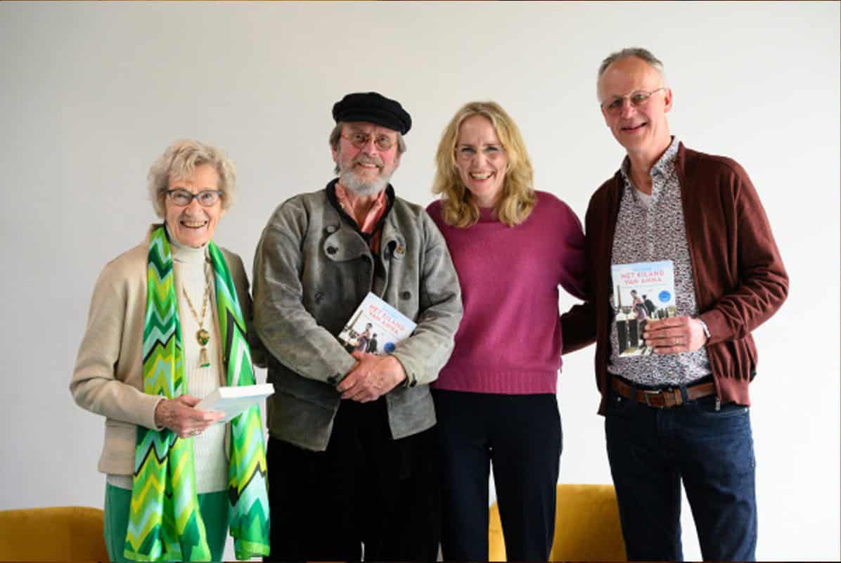 Eva Vriend overhandigt eerste exemplaar aan drie Schokker nazaten, v.l.n.r. Gerrie Derksen-Diender, Kees Mossel, Eva Vriend en Simon Tol, foto Studio Twisk