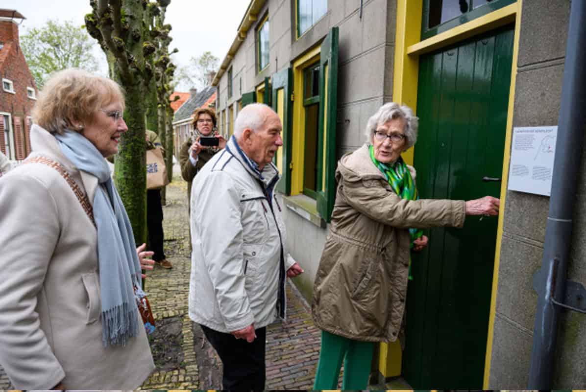  Familieleden van Anna Diender, Annemarie-Goessens-Van Lith, Jan Diender en Gerrie Derksen-Diender (v.l.n.r.) openen het Schokker huis Familieleden van Anna Diender, Annemarie-Goessens-Van Lith, Jan Diender en Gerrie Derksen-Diender (v.l.n.r.) openen het Schokker huis, foto Studio Twisk