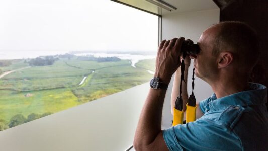 NAMO66899 Andries de la Lande Cremer man verrekijker uitzicht