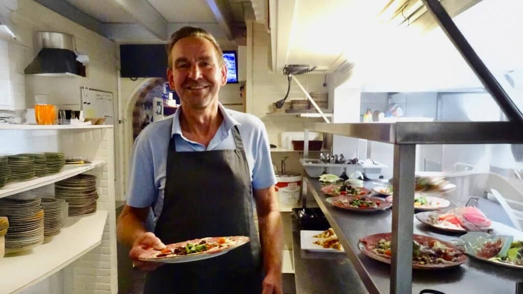 Jonge mensen met dementie koken voor familie in Restaurant  De Otterskooi