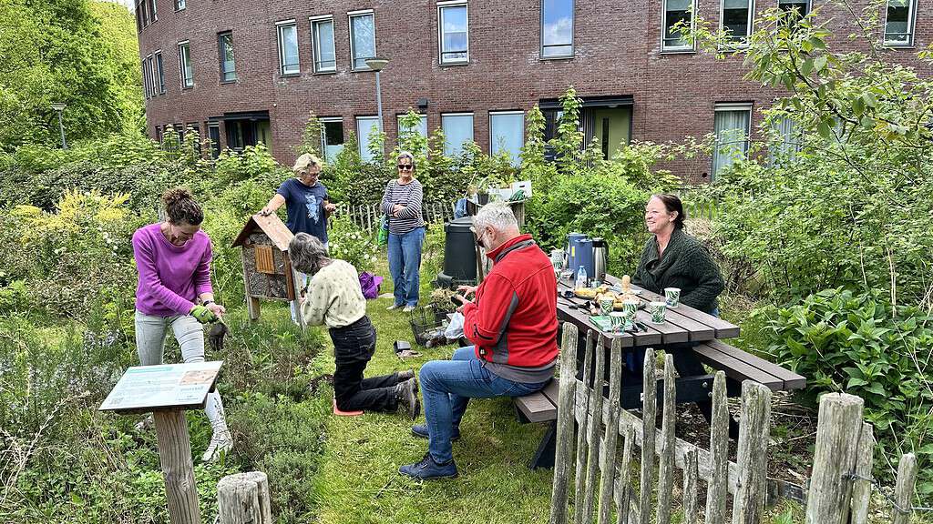Nieuwe duurzame picknicktafel in Voedseltuin Steenwijk-West