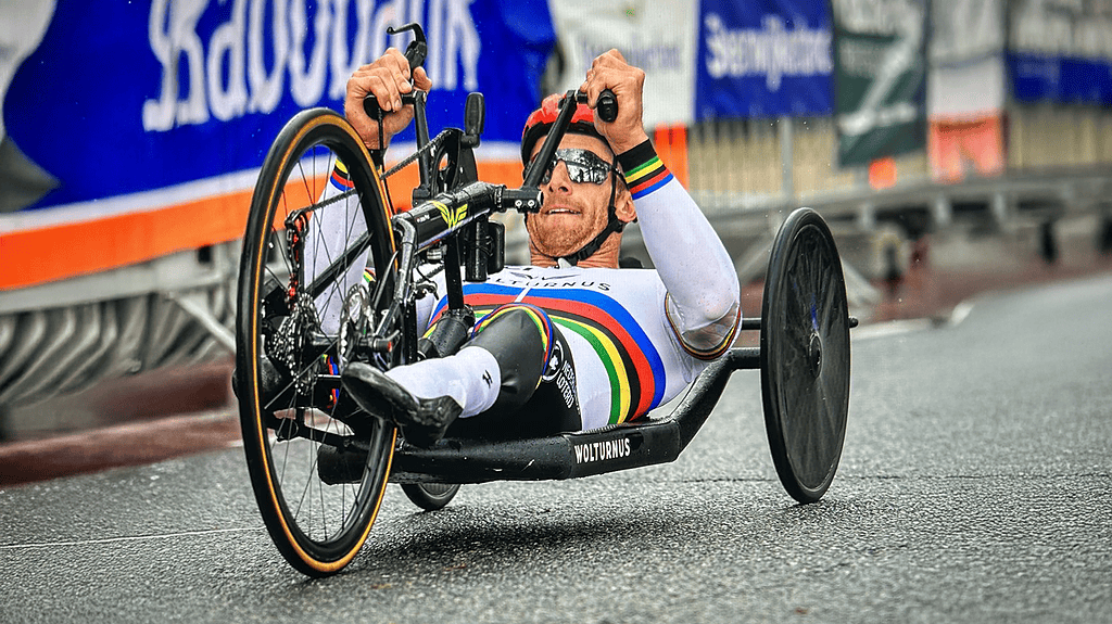 Wereldtopper Jetze Plat aan de start bij handbikewedstrijd Spektakel van Steenwijk