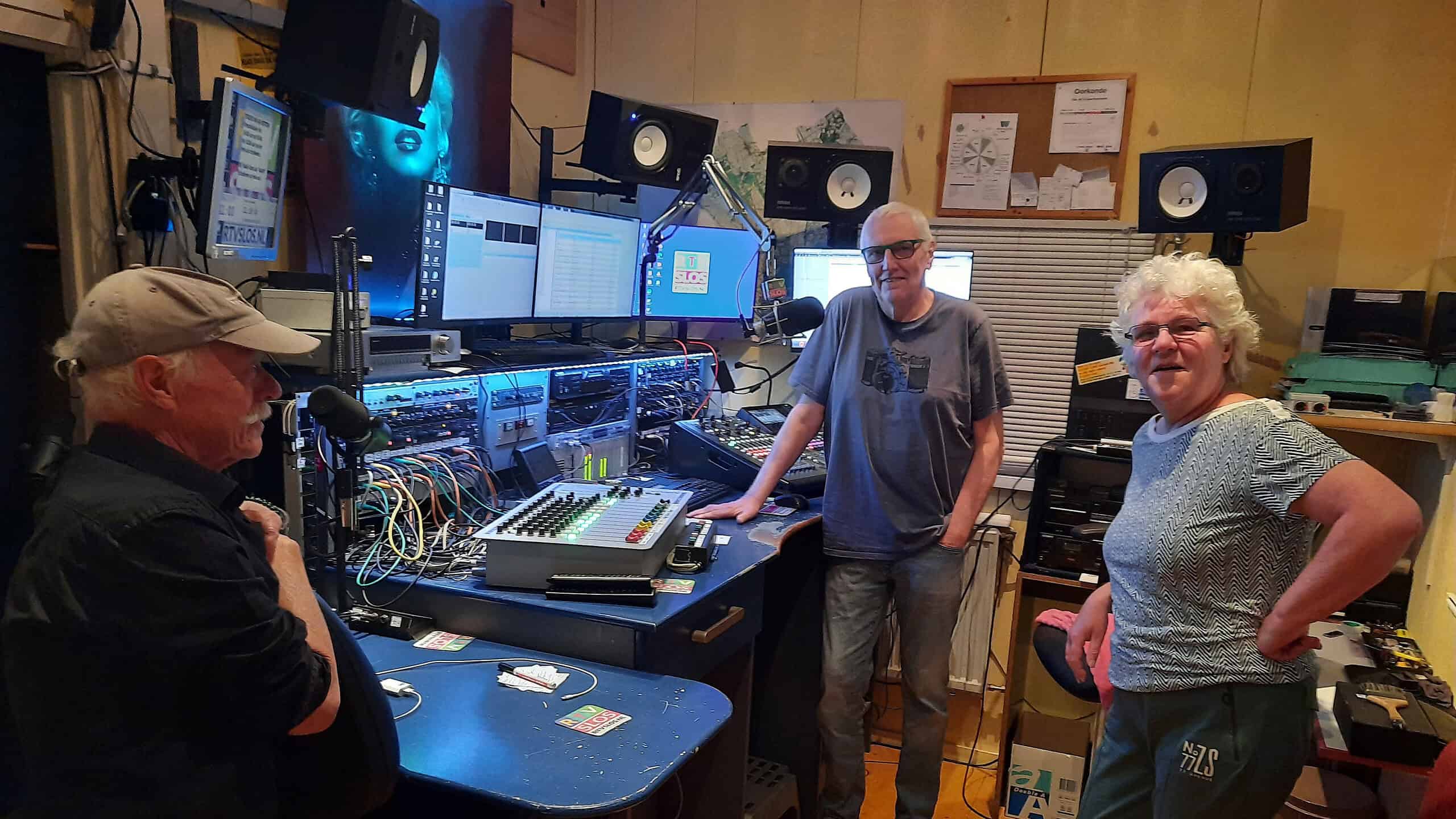 Tjeerd Nieuwenhuis, Herman van Hien en Lucie Otten in de studio van lokale omroep Slos. - Foto- Don van der Veen