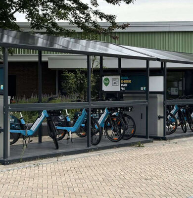 Modern fietspad met duurzame stallingsinfrastructuur, ideaal voor bewoners en bezoekers die elektrische fietsen willen opladen en veilig parkeren - foto Dirk Brans