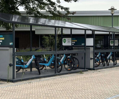 Modern fietspad met duurzame stallingsinfrastructuur, ideaal voor bewoners en bezoekers die elektrische fietsen willen opladen en veilig parkeren - foto Dirk Brans