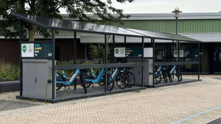 Modern fietspad met duurzame stallingsinfrastructuur, ideaal voor bewoners en bezoekers die elektrische fietsen willen opladen en veilig parkeren - foto Dirk Brans