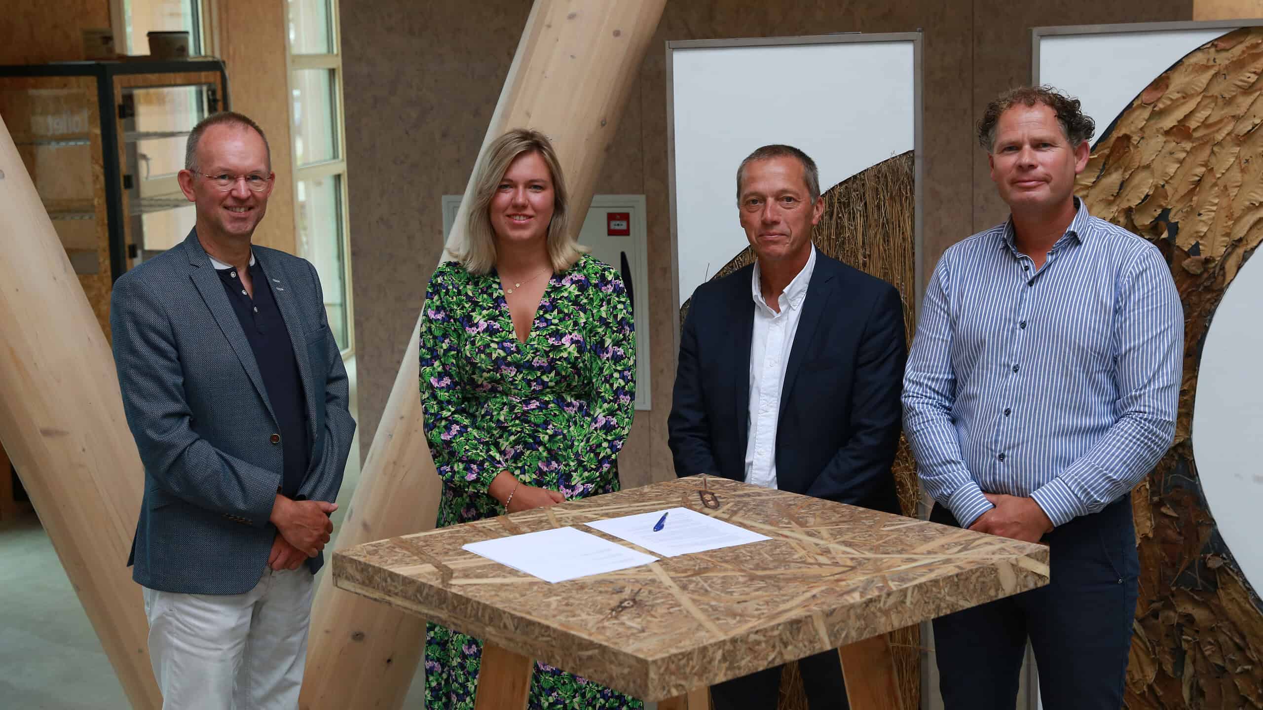 Ondertekenmoment Wortels en Vleugels - foto aangeleverd